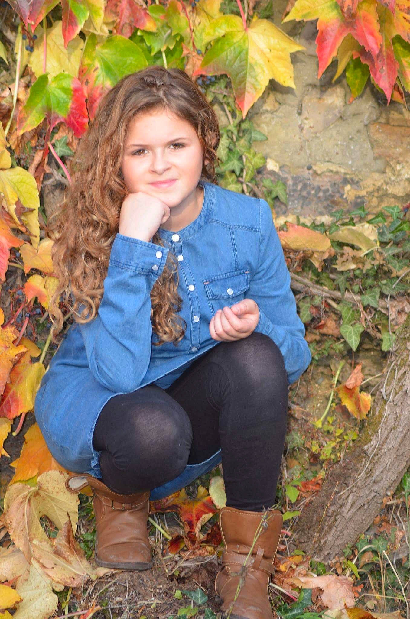 Eva participe au concours pour gagner de l'argent avec cette photo : abdomen, autumn, beauty, fun, girl, grass, leaf, long_hair, person, photo_shoot, plant, smile, tree, trunk