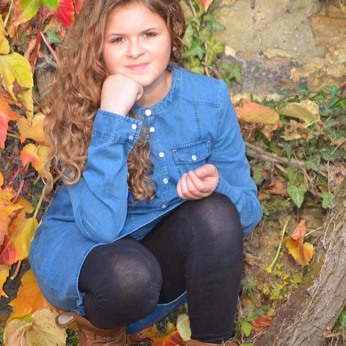Eva participe au concours pour gagner de l'argent avec cette photo : abdomen, autumn, beauty, fun, girl, grass, leaf, long_hair, person, photo_shoot, plant, smile, tree, trunk