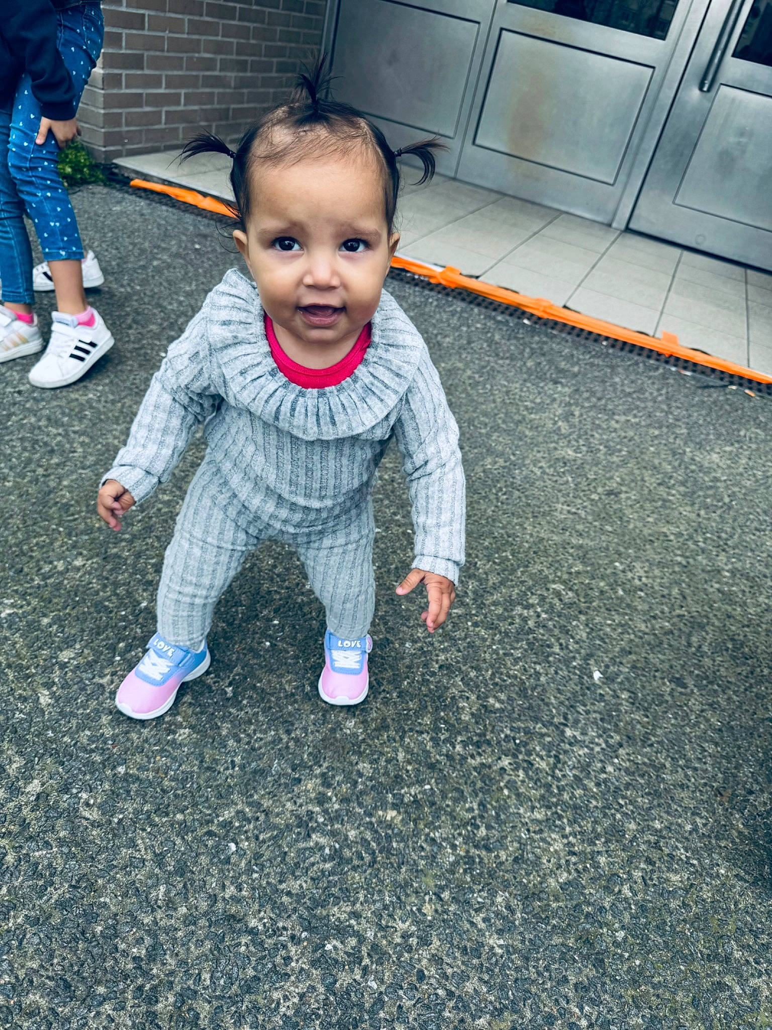 Hazyran a rejoint le concours — aidez-le/la à gagner de superbes lots ! asphalt, baby, baby_toddler_clothing, child, electric_blue, flooring, fun, gesture, grass, happy, leg, people_in_nature, person, recreation, road_surface, shoe, sidewalk, smile, toddler, walking