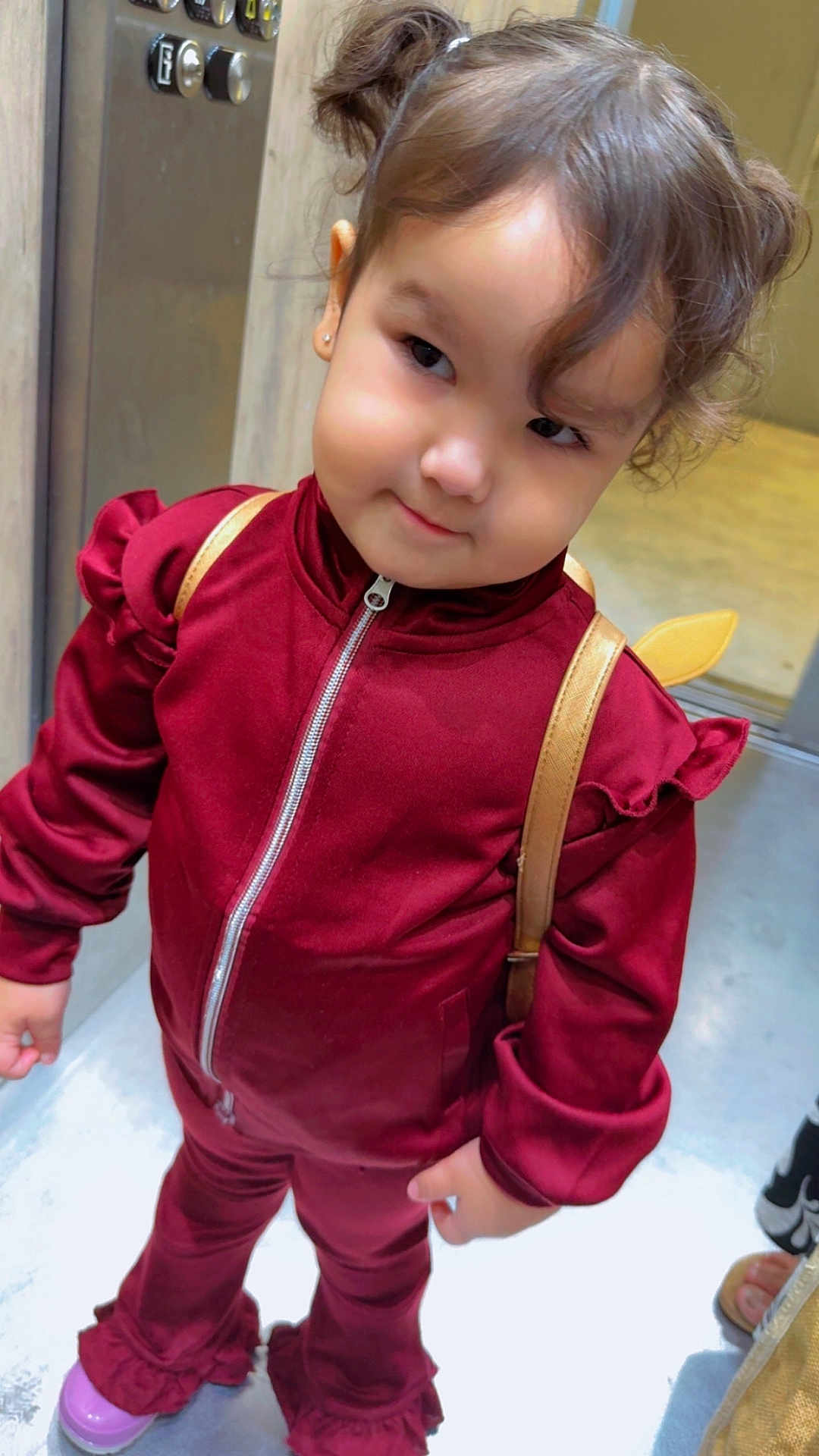Daowen a rejoint le concours — aidez-le/la à gagner de superbes lots ! toddler, child, girl, pigtails, burgundy_outfit, ruffles, zipper, backpack, purple_shoes, standing, floor, indoor, cute, smile, curly_hair, person, fashion, portrait, young_child, playful