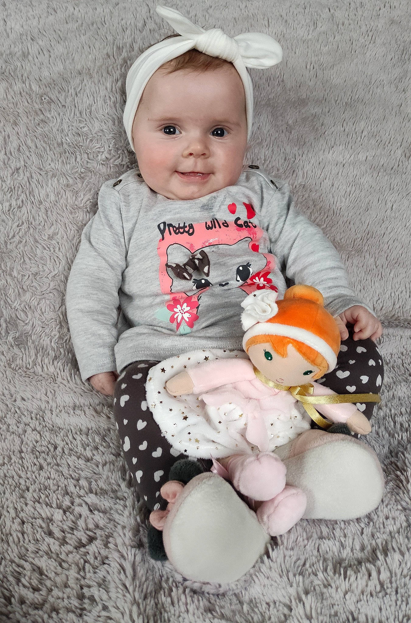 Maëly participe au concours pour gagner de l'argent avec cette photo : baby, baby_toddler_clothing, cheek, child, comfort, eye, happy, head, headgear, human, person, pink, skin, sleeve, smile, t_shirt, teddy_bear, textile, toddler, toy