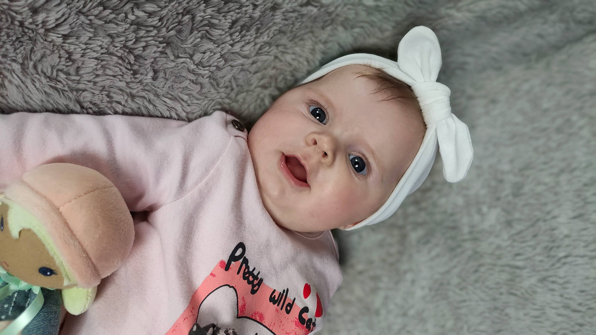 Anaël participe au concours pour gagner de l'argent avec cette photo : baby, baby_toddler_clothing, cheek, chin, dress, eye, eyebrow, face, flash_photography, happy, iris, lip, mammal, mouth, nose, outerwear, person, skin, sleeve, smile