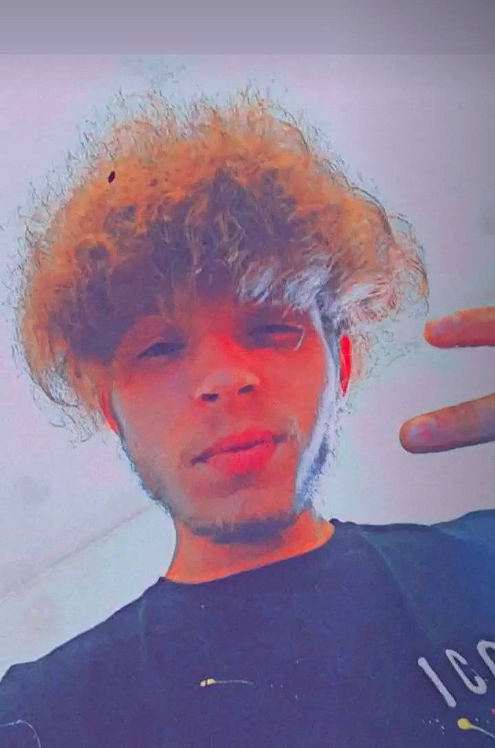 Sébastien a rejoint le concours — aidez-le/la à gagner de superbes lots ! art, chin, electric_blue, eyebrow, eyewear, facial_hair, forehead, fun, happy, jaw, lip, mouth, neck, nose, paint, person, self_portrait, selfie, surfer_hair, t_shirt