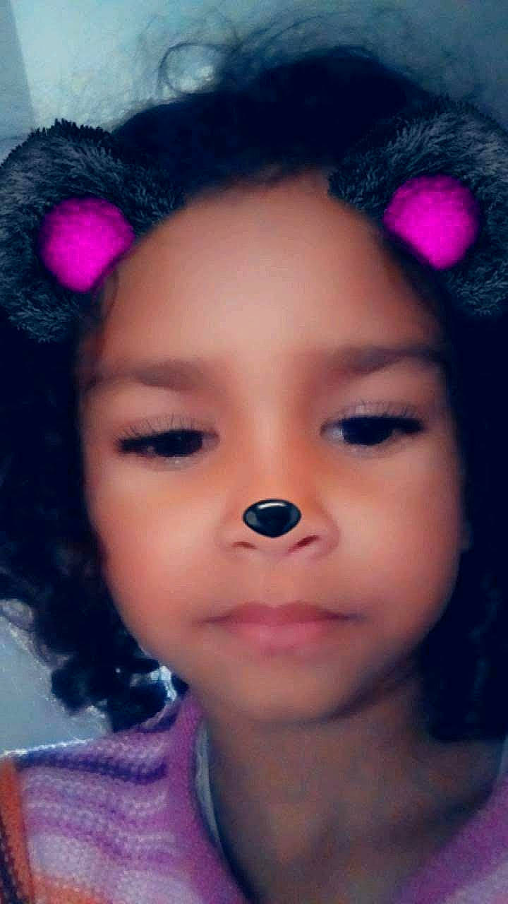 Kylie participe au concours pour gagner de l'argent avec cette photo : beauty, black_hair, cheek, child, chin, close_up, eye, eyebrow, face, forehead, hair, head, lip, nose, organ, person, pink, purple, skin, toddler