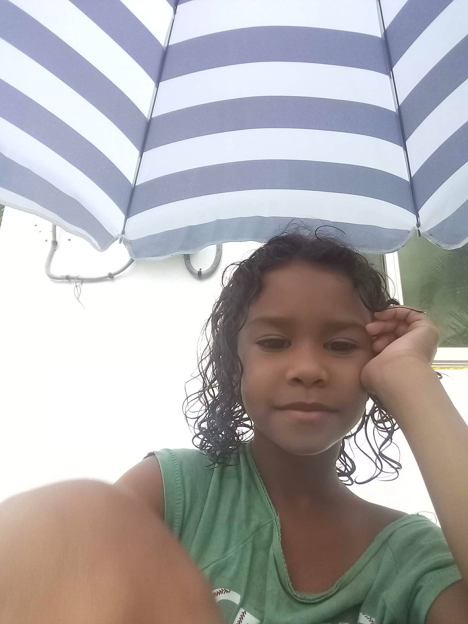 Kylie participe au concours pour gagner de l'argent avec cette photo : fashion_accessory, gesture, muscle, person, smile, summer, sun_hat