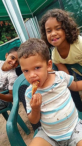 Hayden participe au concours pour gagner de l'argent avec cette photo : child, daughter, eating, food, joy, person, smile, toddler, tooth, vegetable