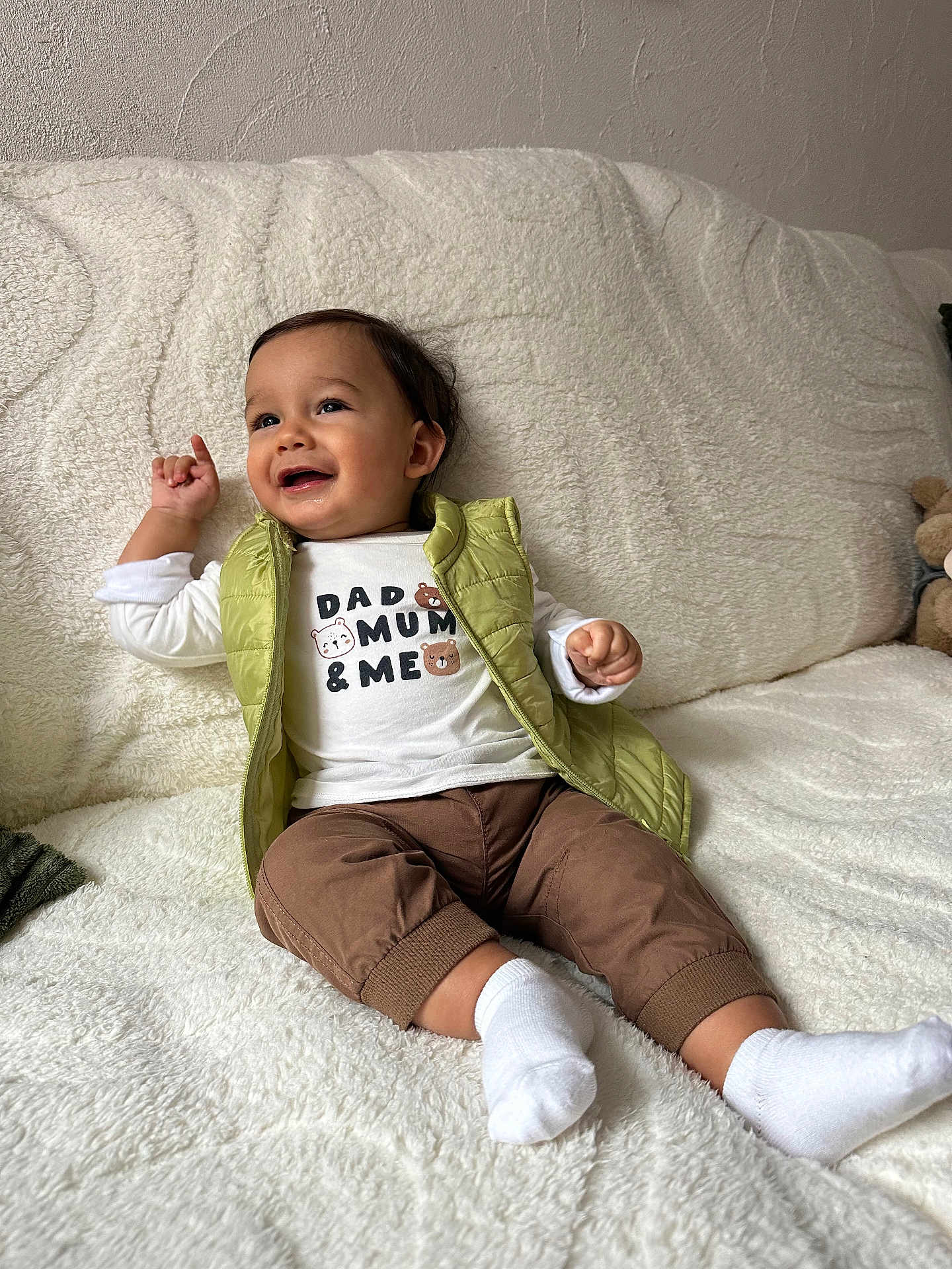 Sajed a rejoint le concours — aidez-le/la à gagner de superbes lots ! toddler, child, smiling, sitting, couch, vest, pants, white_socks, indoor, happy, baby, face, clothing, furniture, cozy, home, portrait, cute, person, casual