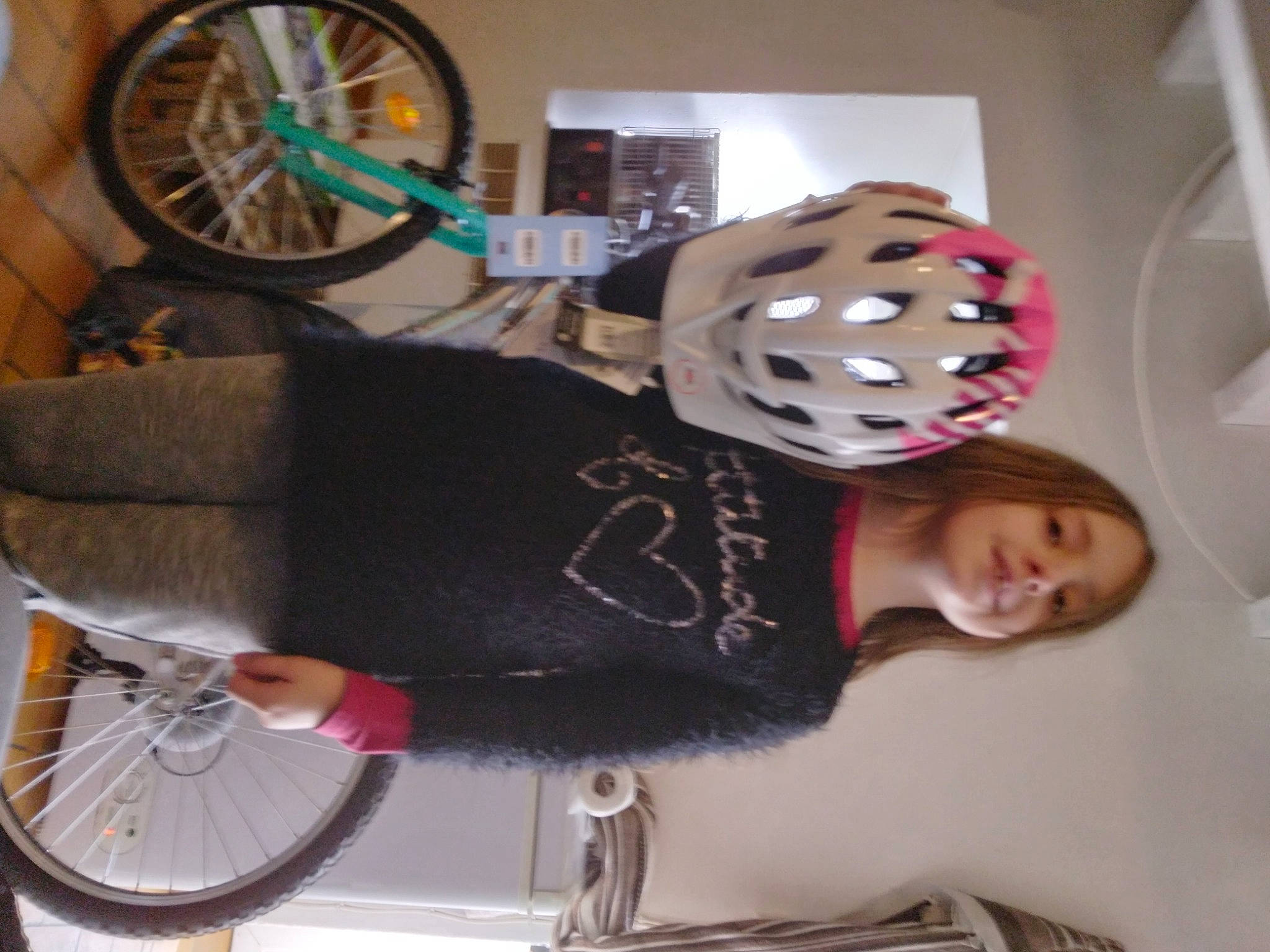 Odessa a rejoint le concours — aidez-le/la à gagner de superbes lots ! automotive_tire, bicycle, bicycle_accessory, bicycle_fork, bicycle_frame, bicycle_handlebar, bicycle_part, bicycle_saddle, bicycle_tire, bicycle_wheel, bicycle_wheel_rim, bicycles_equipment_and_supplies, crankset, headgear, land_vehicle, person, photograph, spoke, tire, vehicle