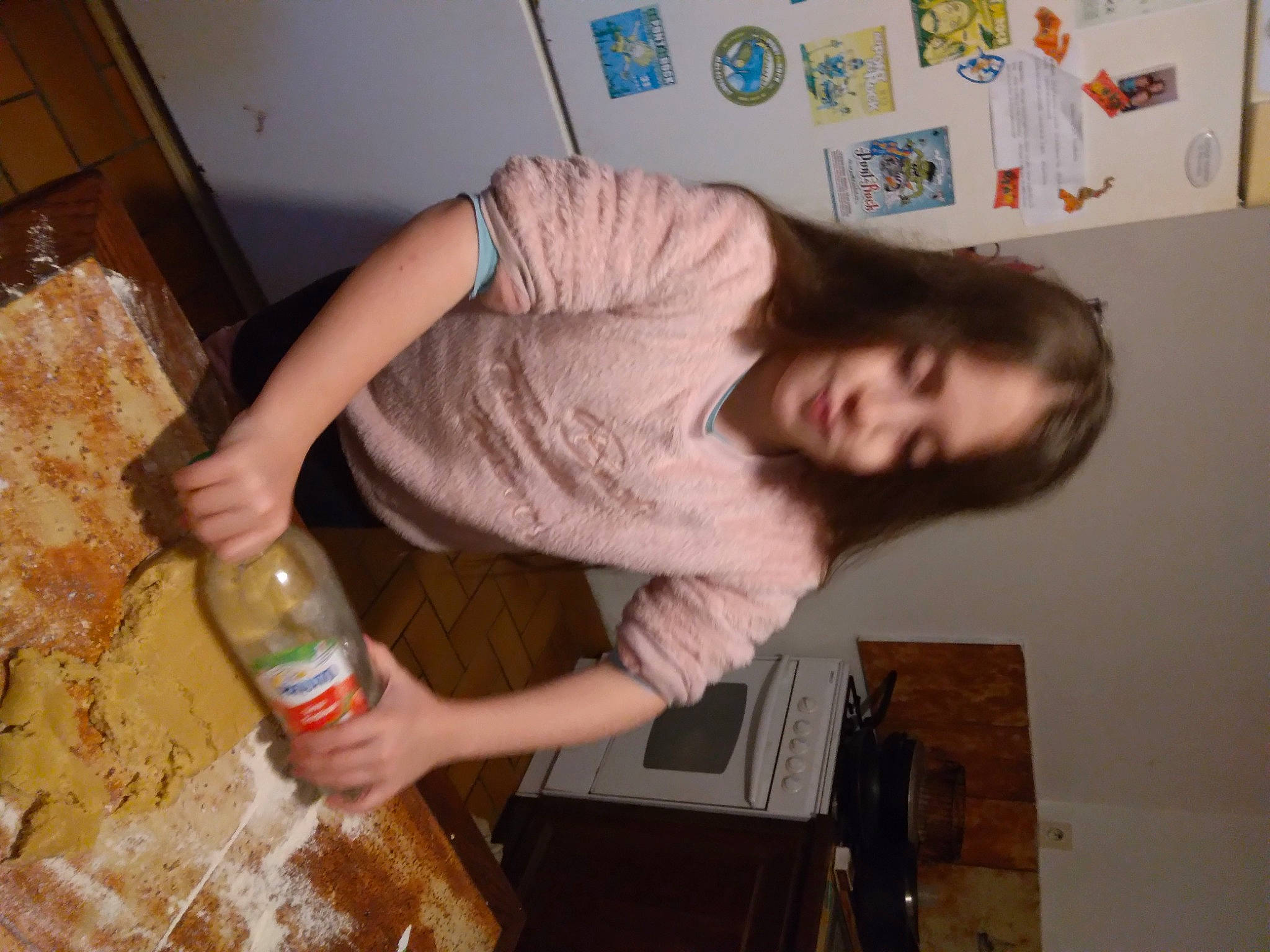 Odessa a rejoint le concours — aidez-le/la à gagner de superbes lots ! arm, bottle, comfort, drink, elbow, flooring, fun, glass_bottle, hardwood, homemaker, nail, person, plastic_bottle, room, thumb, water_bottle, wood, wood_stain