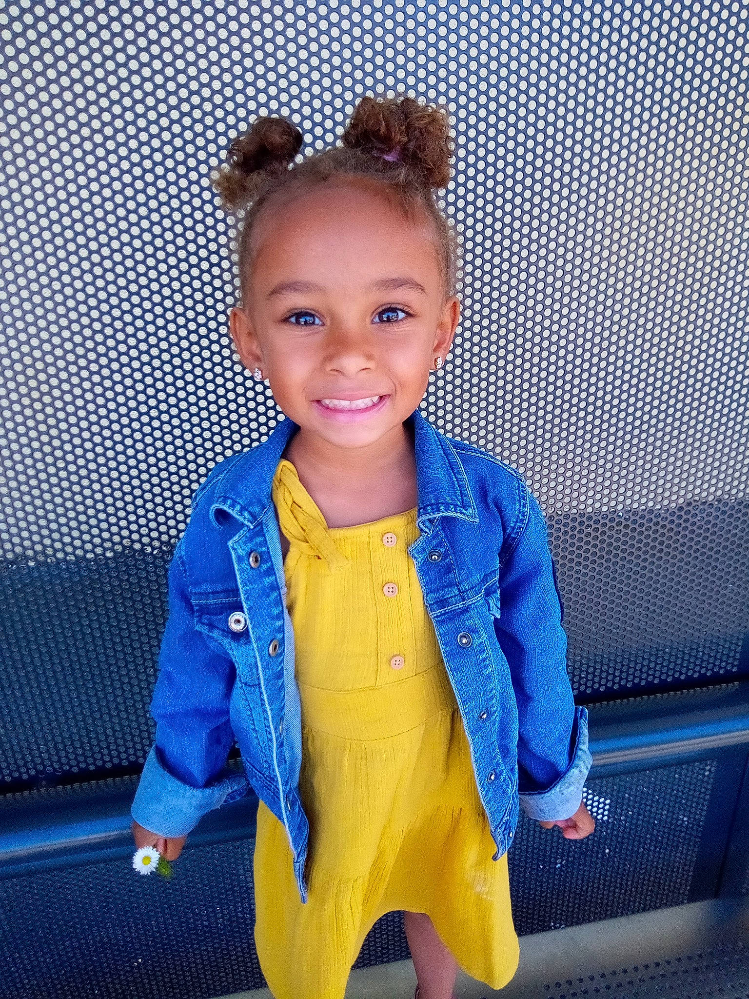 Milla a rejoint le concours — aidez-le/la à gagner de superbes lots ! baby_toddler_clothing, child, denim, electric_blue, fashion_accessory, fashion_design, formal_wear, fun, happy, jewellery, joy, magenta, necklace, outerwear, person, sleeve, smile, sportswear, sunglasses, toddler