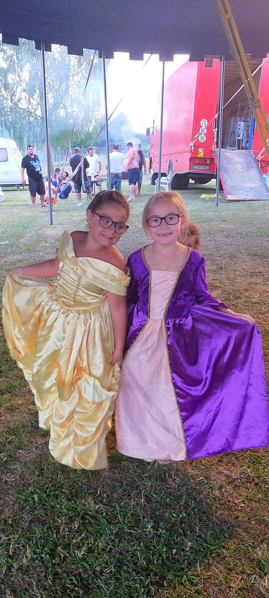 Fleury participe au concours pour gagner de l'argent avec cette photo : costume, dress, event, eyewear, festival, formal_wear, fun, goggles, gown, grass, joy, leisure, magenta, person, pink, public_event, purple, recreation, smile, sunglasses