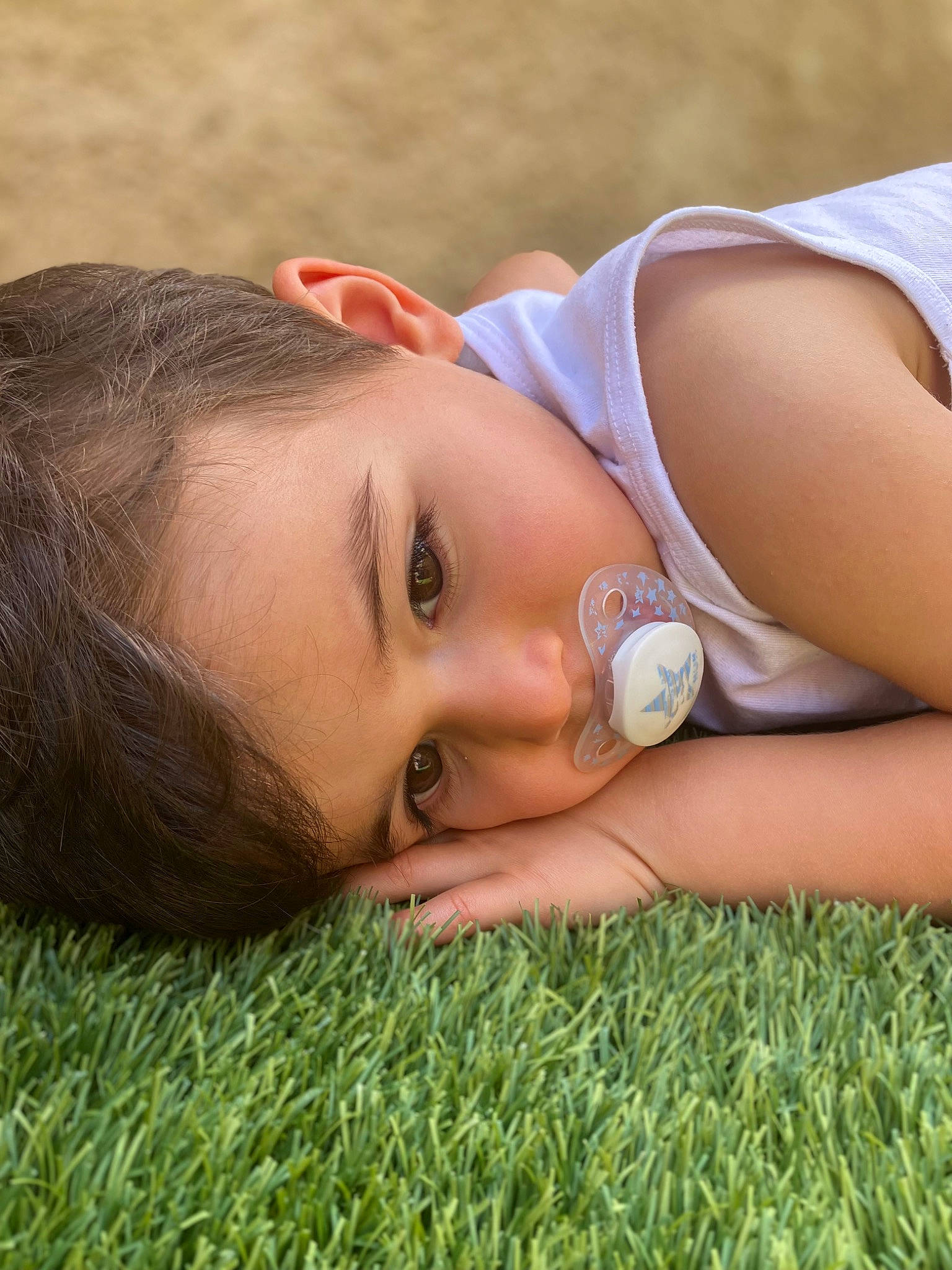Mathis a rejoint le concours — aidez-le/la à gagner de superbes lots ! black_hair, blond, child, close_up, eye, eyelash, face, grass, grassland, happy, human_body, lip, long_hair, mammal, meadow, neck, nose, people_in_nature, person, skin