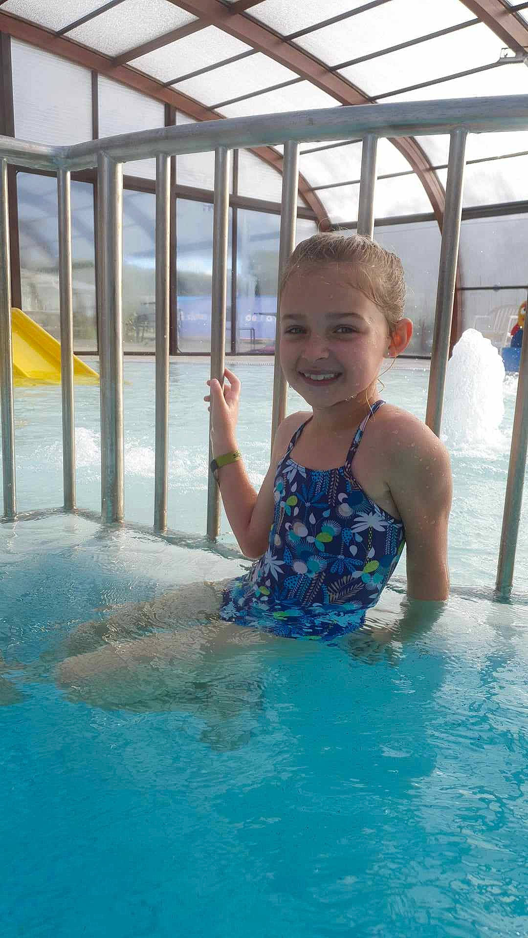 Leila participe au concours pour gagner de l'argent avec cette photo : aqua, bathing, chest, child, electric_blue, fun, happy, joy, leisure, leisure_centre, nonbuilding_structure, person, personal_protective_equipment, recreation, sky, smile, swimming_pool, swimwear, toddler, vacation