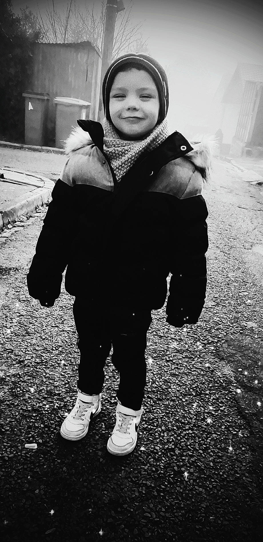 Julianaux participe au concours pour gagner de l'argent avec cette photo : black, black_and_white, child, eye, fun, human, jacket, joy, monochrome, monochrome_photography, outerwear, people, person, photograph, photography, smile, snapshot, snow, standing, toddler