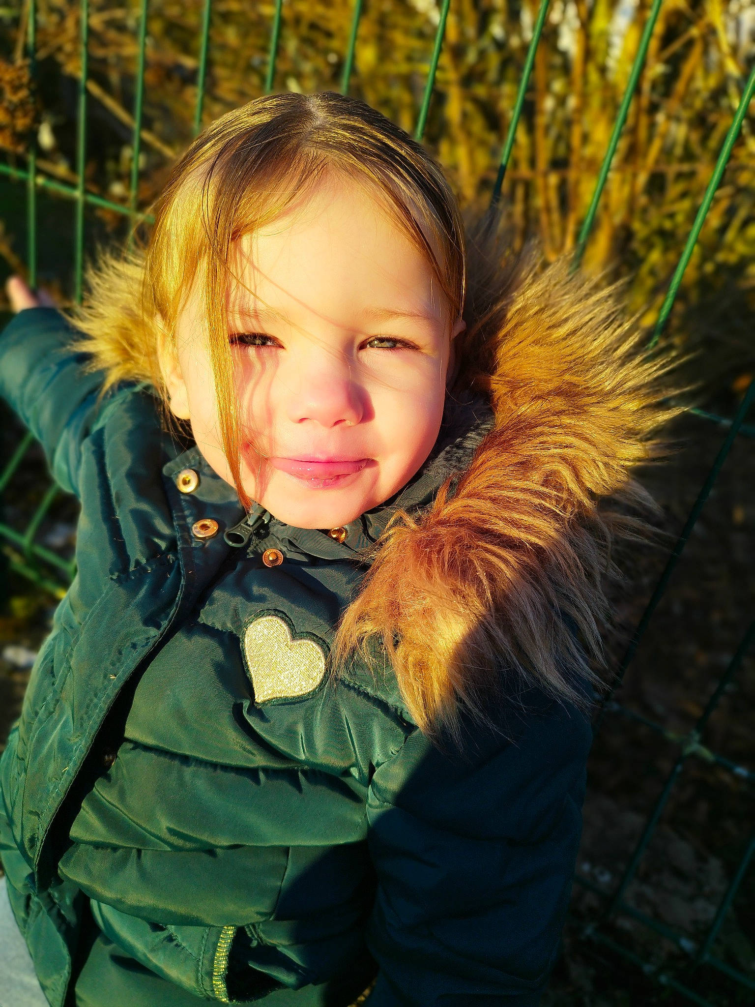 Naya a rejoint le concours — aidez-le/la à gagner de superbes lots ! blond, brown_hair, cheek, child, face, flash_photography, fun, fur, grass, happy, head, iris, jacket, joy, lip, nose, parka, people_in_nature, person, skin