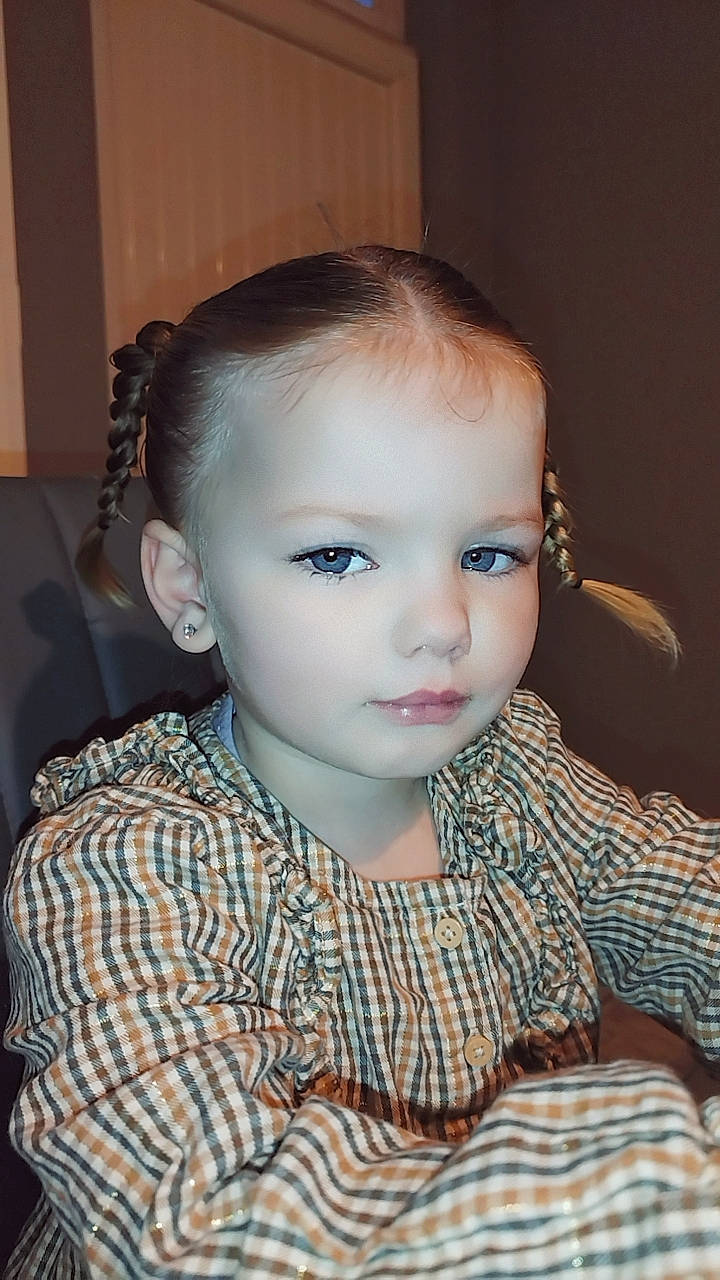 Naya a rejoint le concours — aidez-le/la à gagner de superbes lots ! baby_toddler_clothing, blond, cheek, chin, cool, ear, eye, eyebrow, eyelash, flash_photography, forehead, iris, jaw, lip, mouth, neck, nose, person, skin, toddler