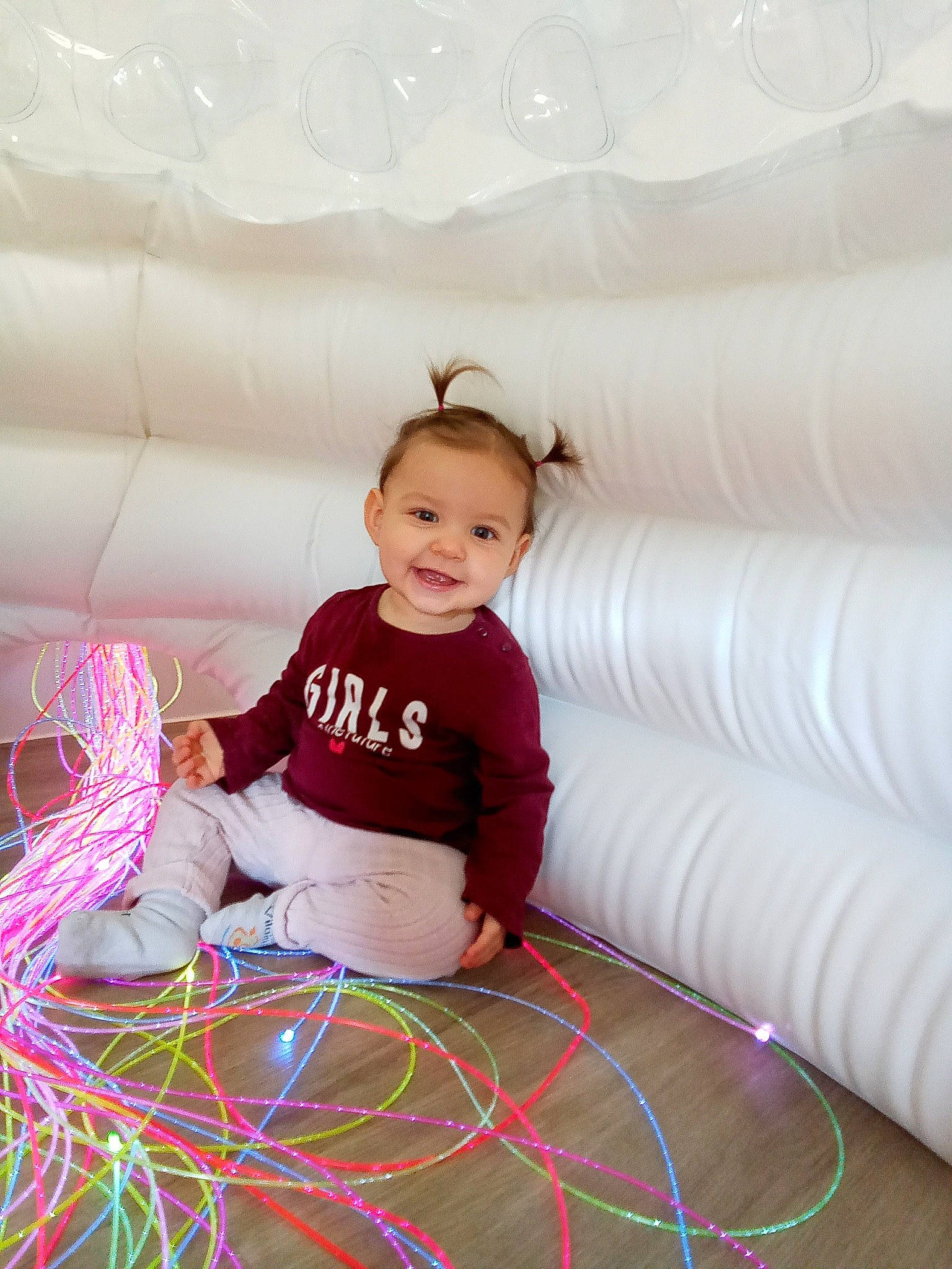 Lyssiana participe au concours pour gagner de l'argent avec cette photo : child, circle, comfort, couch, event, flooring, fun, happy, joy, leisure, magenta, pattern, person, pink, play, sitting, smile, t_shirt, textile, toddler