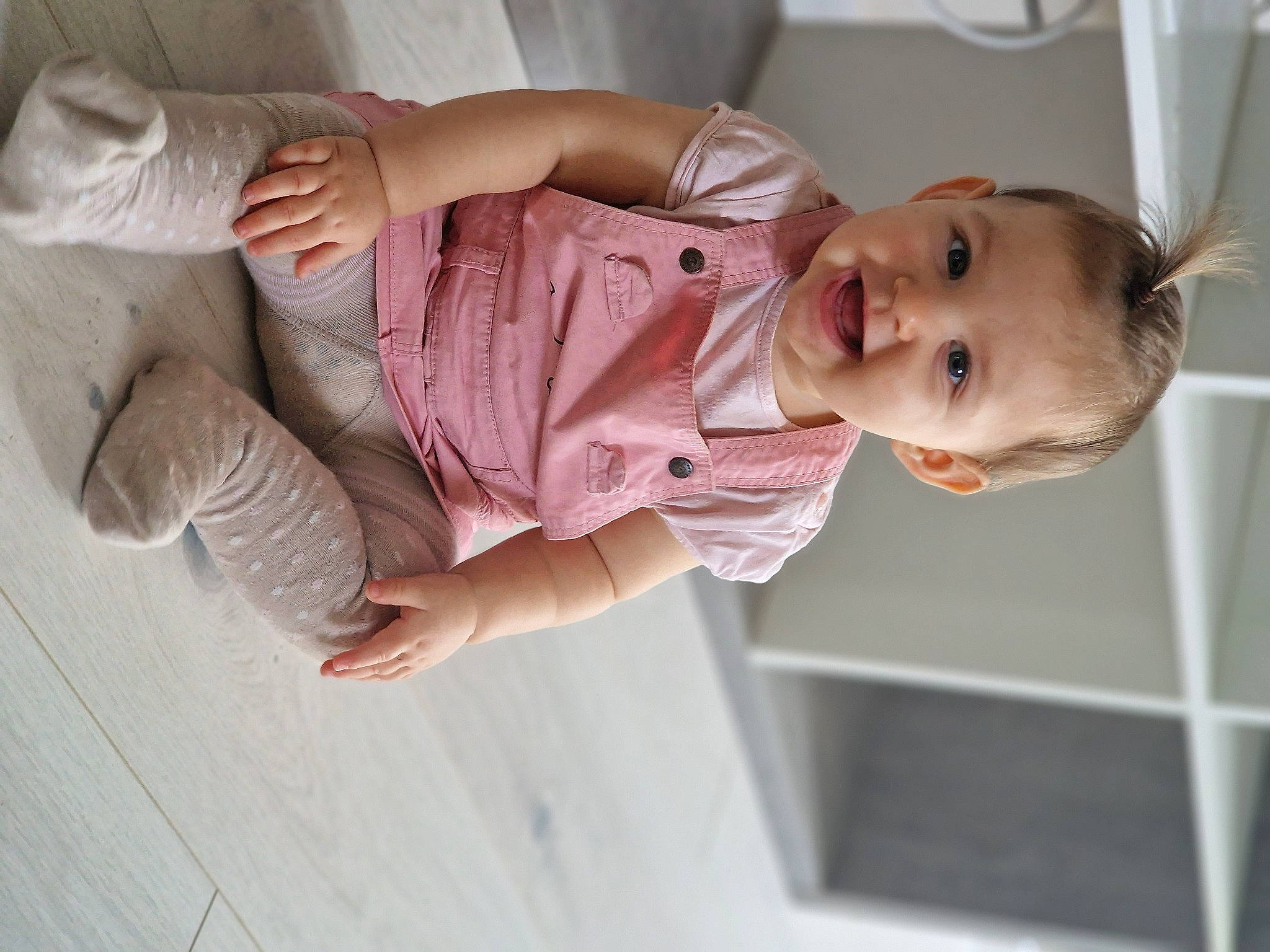 Lyssiana a rejoint le concours — aidez-le/la à gagner de superbes lots ! arm, baby, baby_products, baby_toddler_clothing, cheek, comfort, dress, elbow, finger, gesture, hand, happy, human_body, joint, joy, mouth, nose, person, skin, sleeve