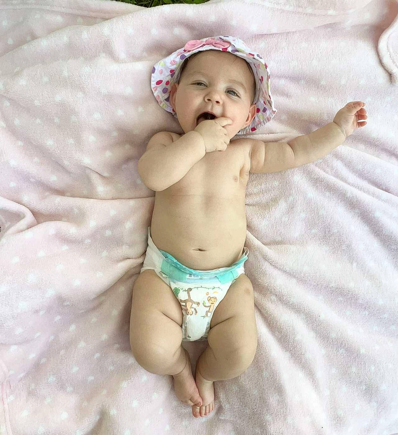 Lyssiana a rejoint le concours — aidez-le/la à gagner de superbes lots ! abdomen, arm, baby, baby_toddler_clothing, chest, comfort, diaper, headwear, human_body, leg, linens, person, skin, smile, stomach, swimwear, textile, thigh, thumb, toddler