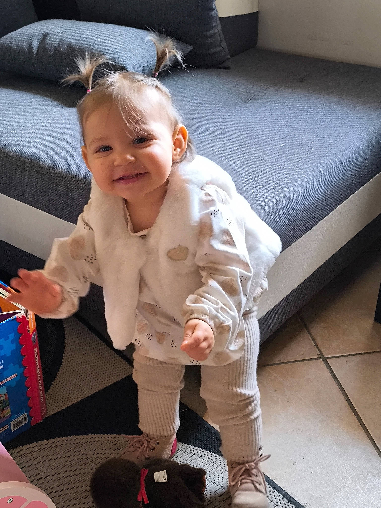 Lyssiana participe au concours pour gagner de l'argent avec cette photo : baby, baby_products, baby_toddler_clothing, child, comfort, couch, floor, flooring, foot, fun, human_leg, joy, knee, lap, leg, person, sitting, sleeve, smile, thigh
