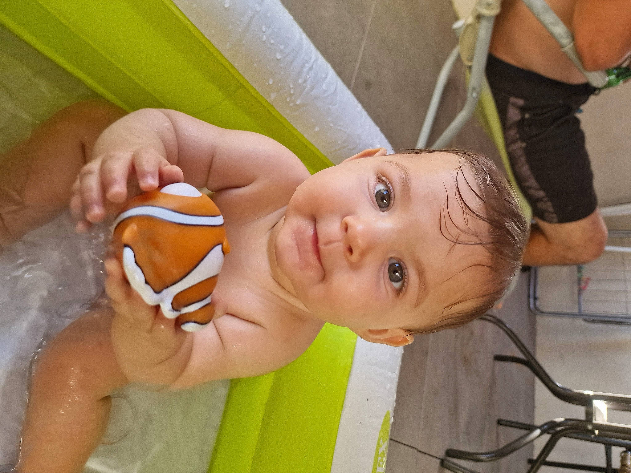 Lyssiana a rejoint le concours — aidez-le/la à gagner de superbes lots ! abdomen, chair, chest, child, elbow, finger, fun, happy, human_body, joint, leisure, mouth, muscle, orange, person, skin, stomach, thumb, toddler, toy