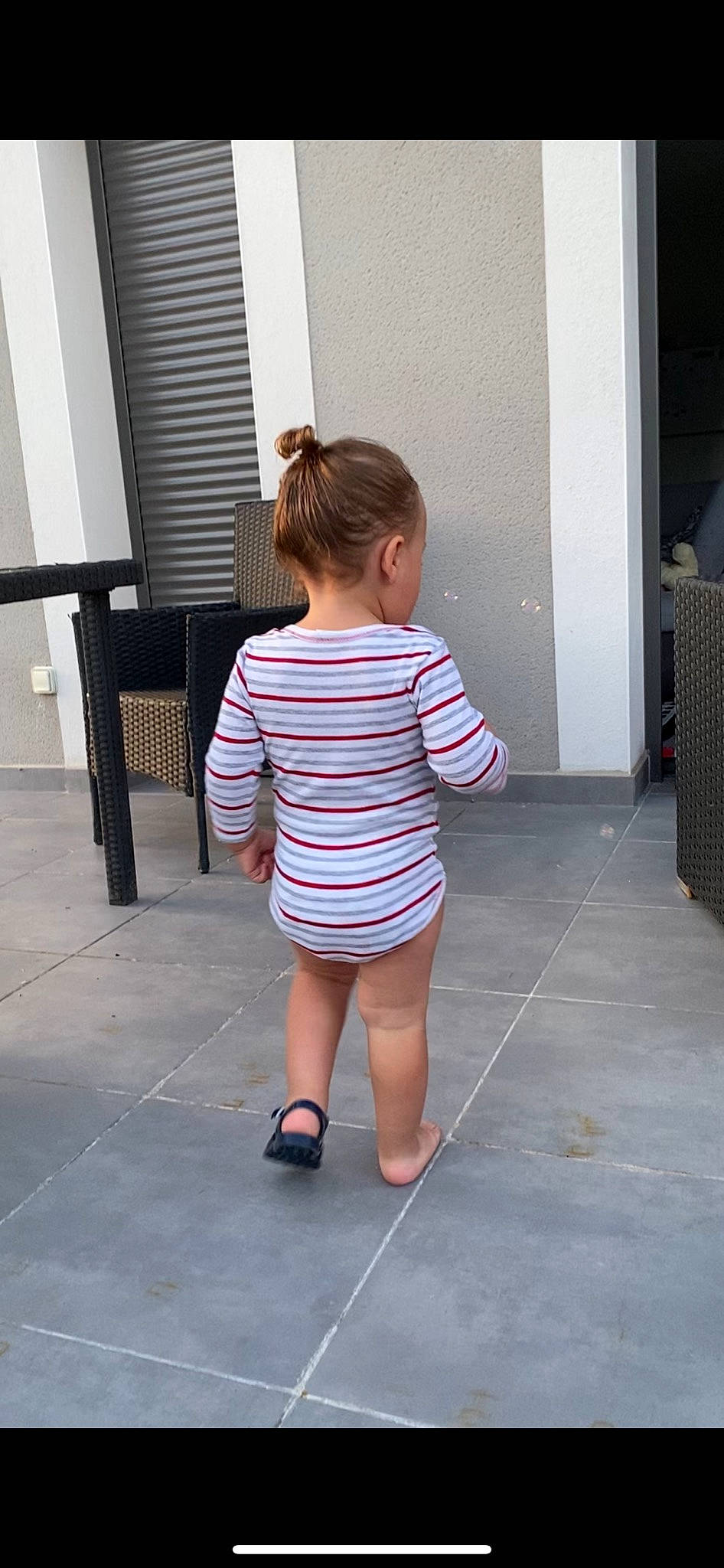 Dayan participe au concours pour gagner de l'argent avec cette photo : child, floor, flooring, footwear, human_body, human_leg, joint, knee, leg, person, pink, shoe, shoulder, skin, snapshot, standing, thigh, toddler, vacation