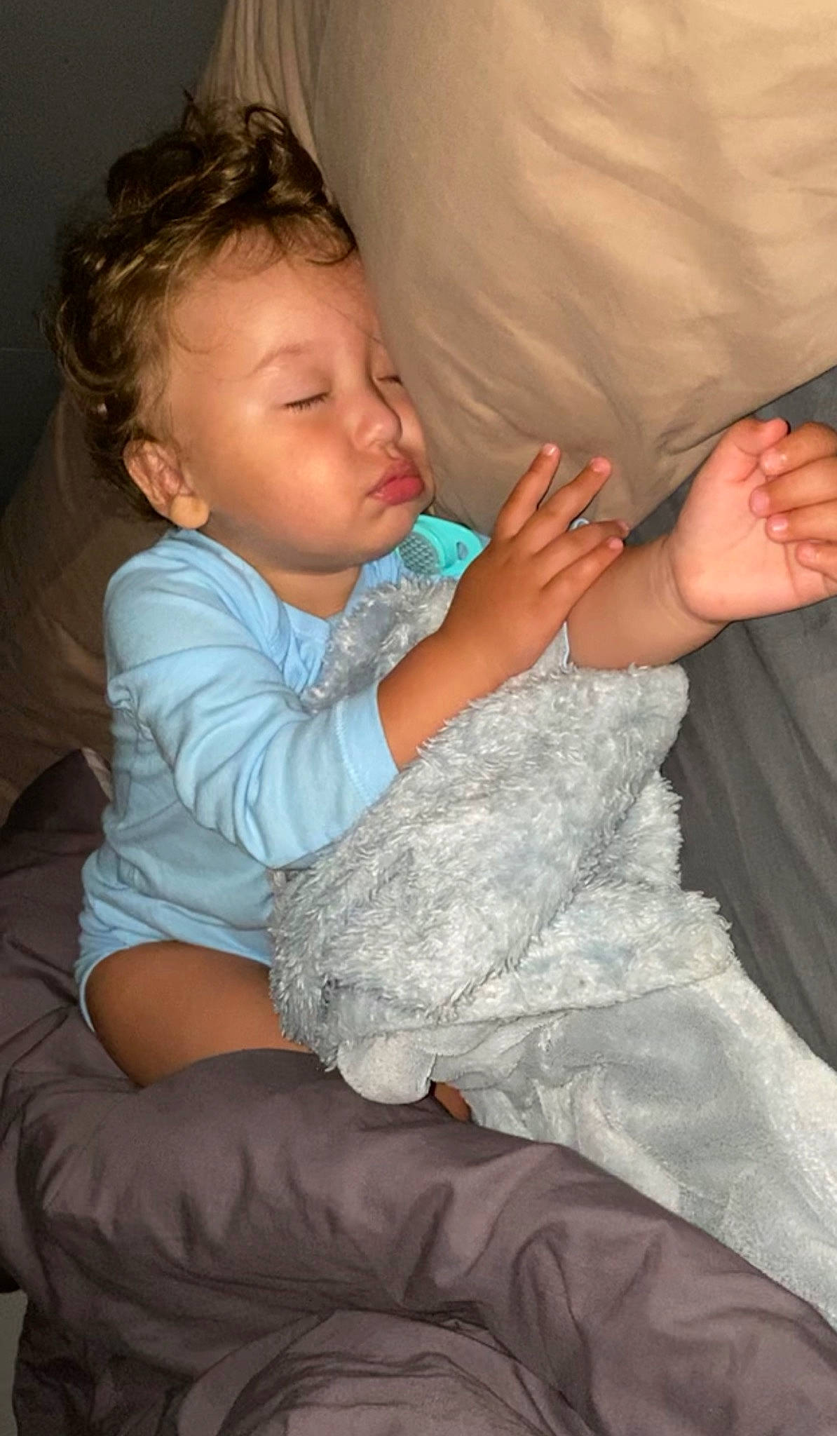 Dayan participe au concours pour gagner de l'argent avec cette photo : abdomen, arm, baby, child, comfort, finger, gesture, hand, leg, person, sleep, sole, thumb, toddler, trunk