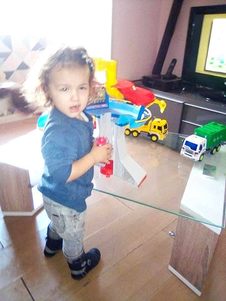 Jade a rejoint le concours — aidez-le/la à gagner de superbes lots ! child, floor, flooring, person, play, product, room, standing, toddler, toy