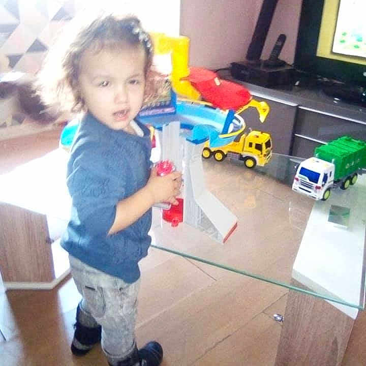 Jade a rejoint le concours — aidez-le/la à gagner de superbes lots ! child, floor, flooring, person, play, product, room, standing, toddler, toy