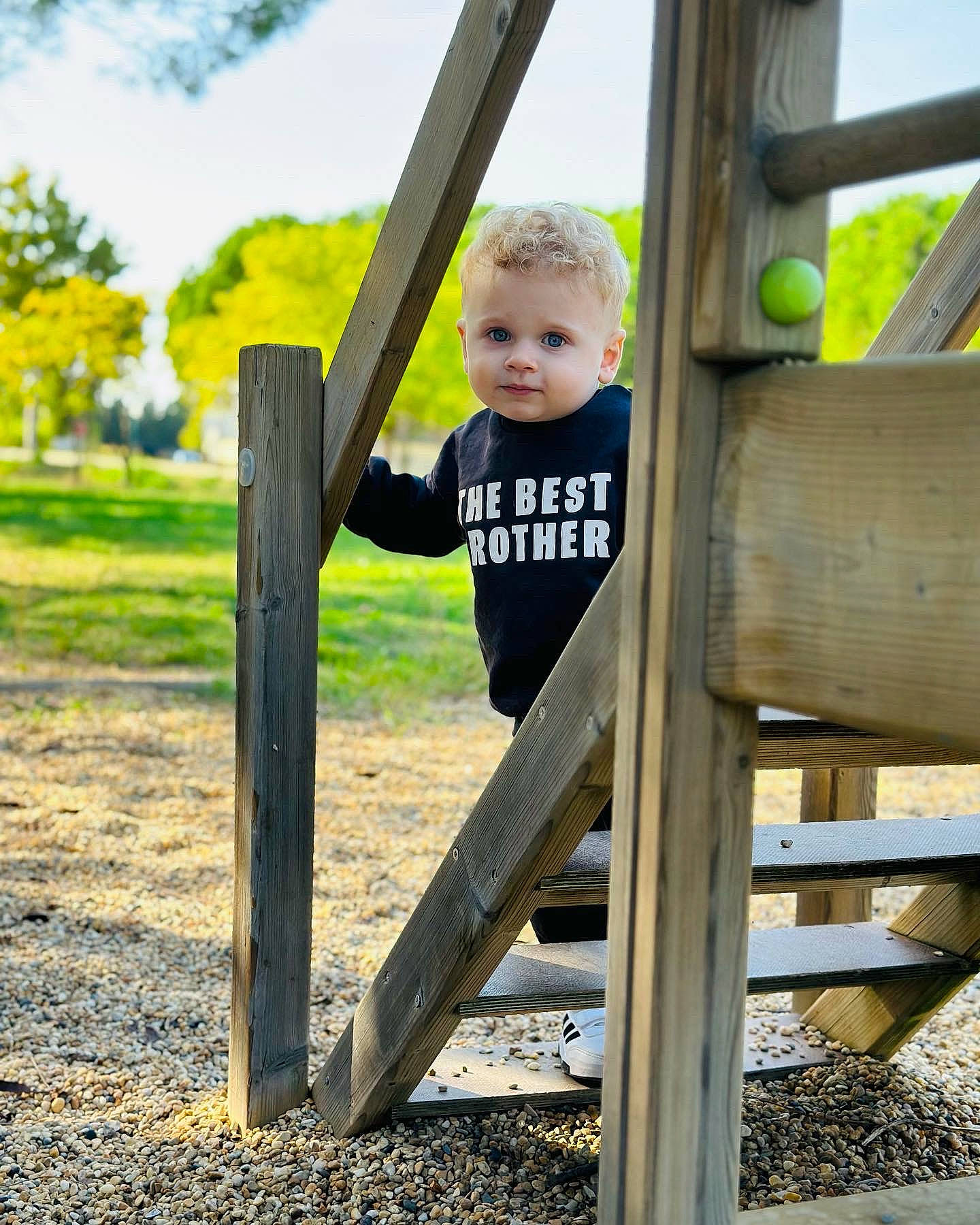 Leo a rejoint le concours — aidez-le/la à gagner de superbes lots ! baby, baby_toddler_clothing, city, cloud, fun, grass, happy, leisure, outdoor_play_equipment, people_in_nature, person, plant, playground, recreation, shade, sky, swing, t_shirt, toddler, tree