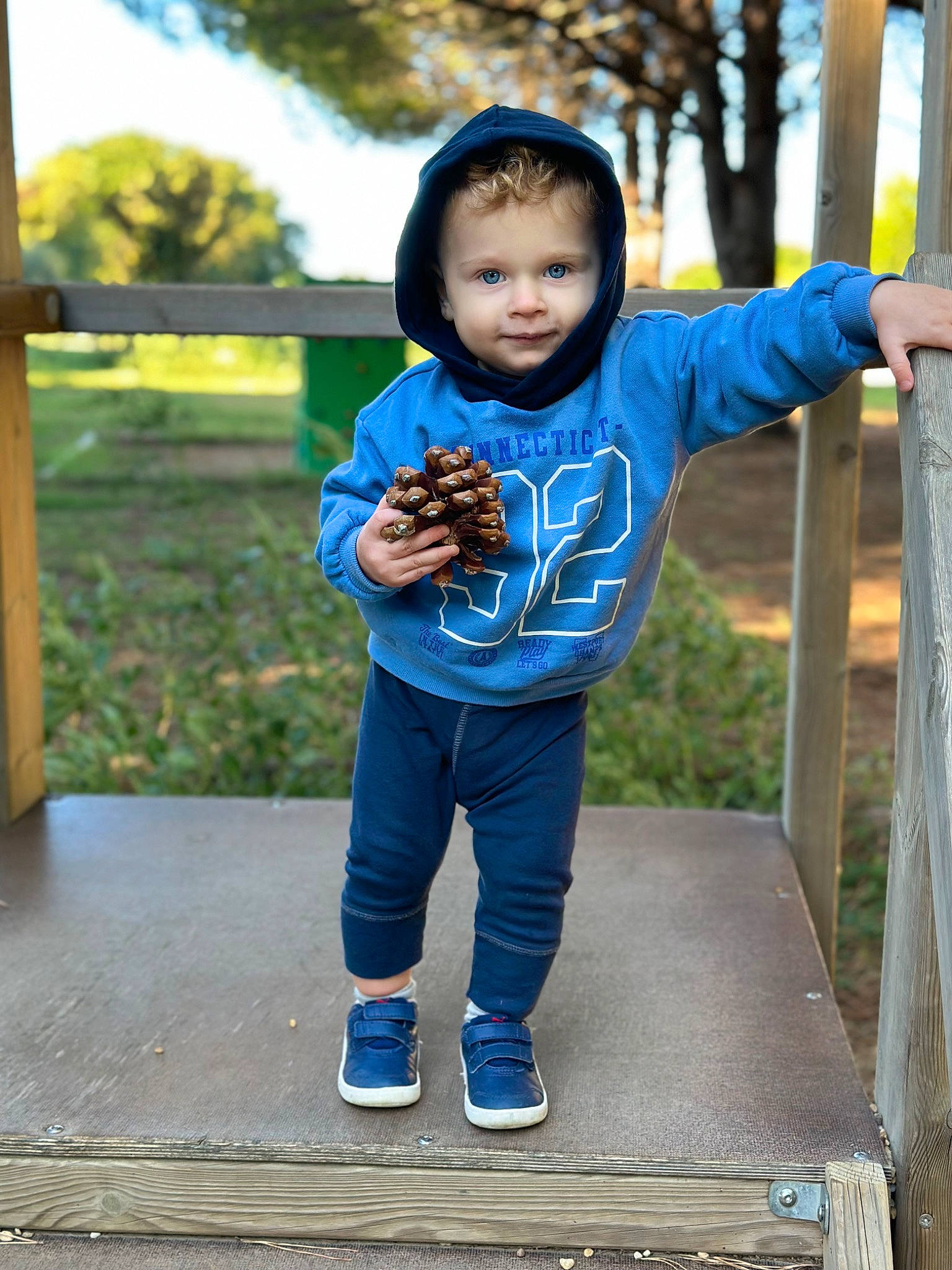 Leo a rejoint le concours — aidez-le/la à gagner de superbes lots ! baby, baby_toddler_clothing, blue, child, electric_blue, face, fun, grass, happy, leisure, person, plant, play, public_space, recreation, sky, sleeve, standing, t_shirt, toddler