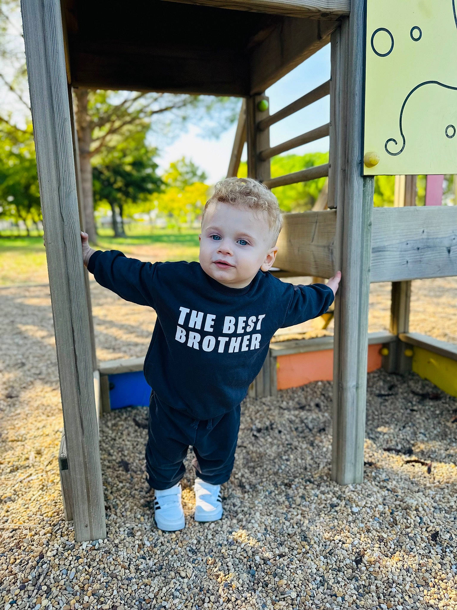 Leo participe au concours pour gagner de l'argent avec cette photo : baby, baby_toddler_clothing, child, city, fun, grass, happy, leaf, leisure, outdoor_play_equipment, people_in_nature, person, plant, recreation, sky, sleeve, standing, t_shirt, toddler, tree