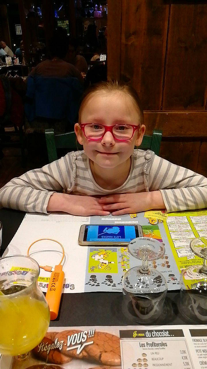 Liliana a rejoint le concours — aidez-le/la à gagner de superbes lots ! alcohol, beer, cuisine, drink, eating, eyewear, flavor, food, fun, glasses, person, taste, vision_care