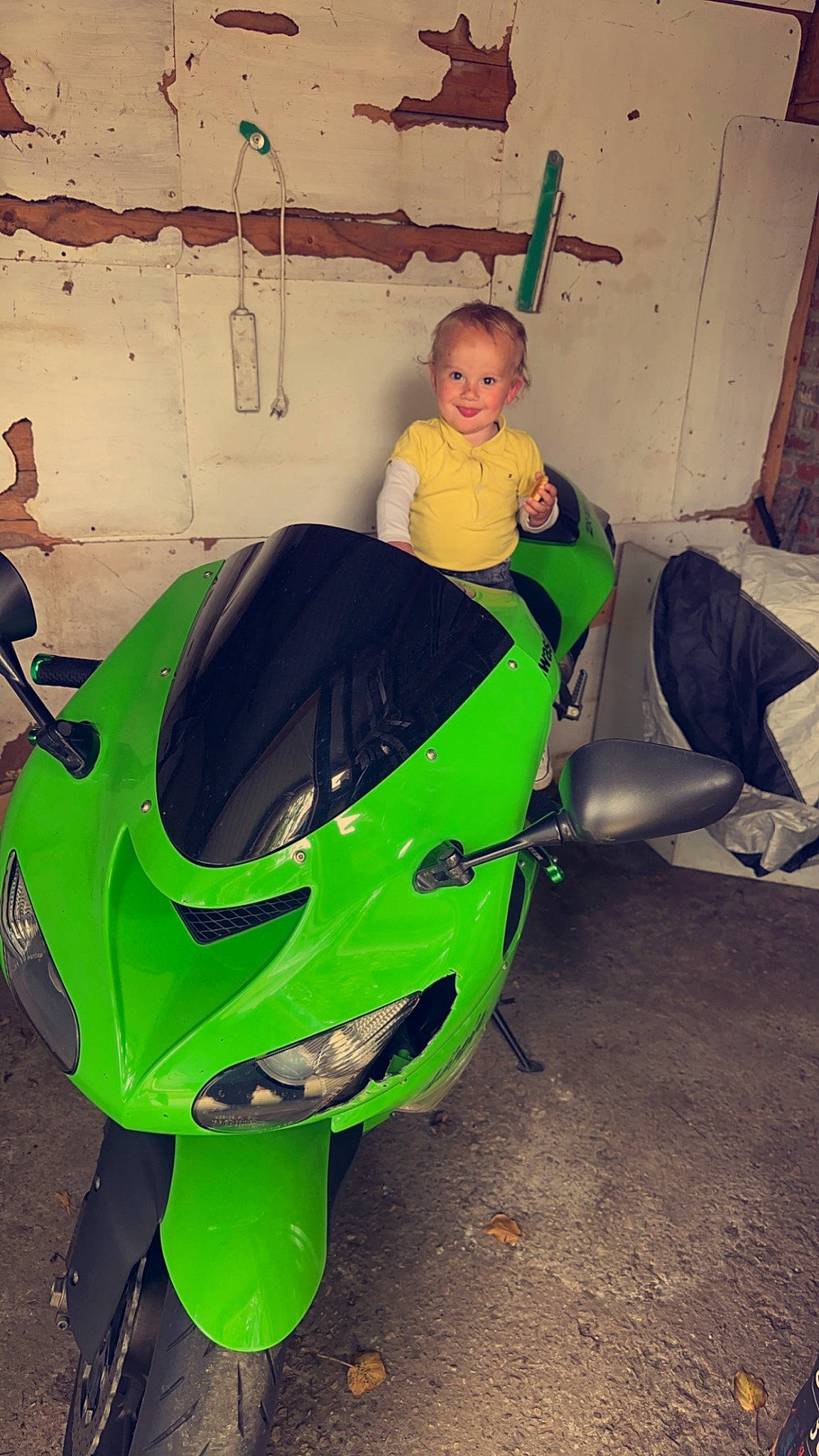 Tiago a rejoint le concours — aidez-le/la à gagner de superbes lots ! auto_part, automotive_design, automotive_exterior, automotive_lighting, automotive_tire, automotive_wheel_system, bumper, fender, grass, headlamp, hood, joy, motor_vehicle, person, personal_protective_equipment, rim, tints_and_shades, tire, toddler, vehicle