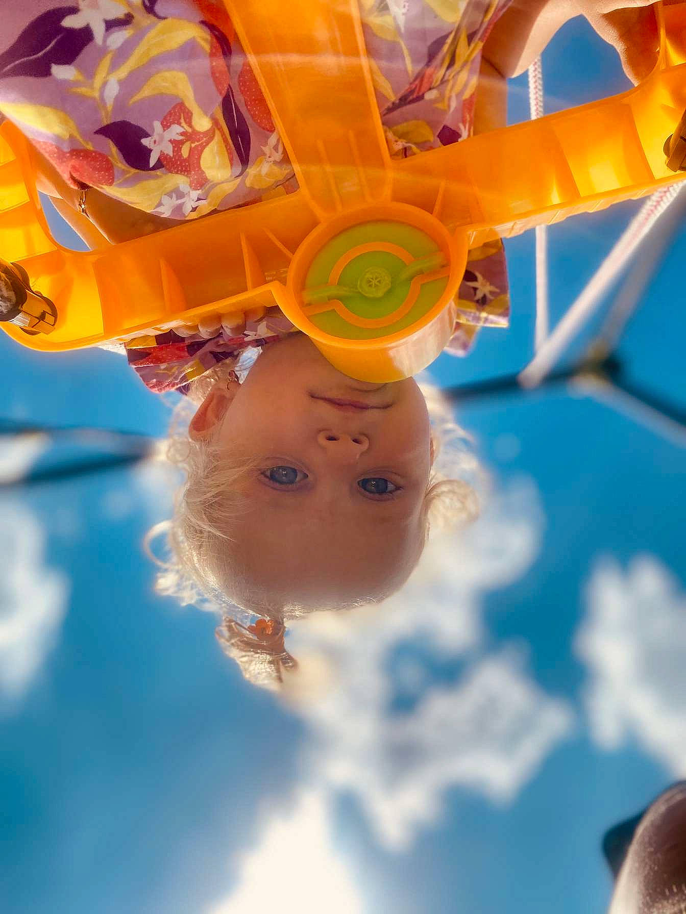 Maëly a rejoint le concours — aidez-le/la à gagner de superbes lots ! art, baby_toys, ceiling, child, circle, cloud, fun, happy, leisure, orange, pattern, person, plastic, play, sky, space, symmetry, toy, water, white