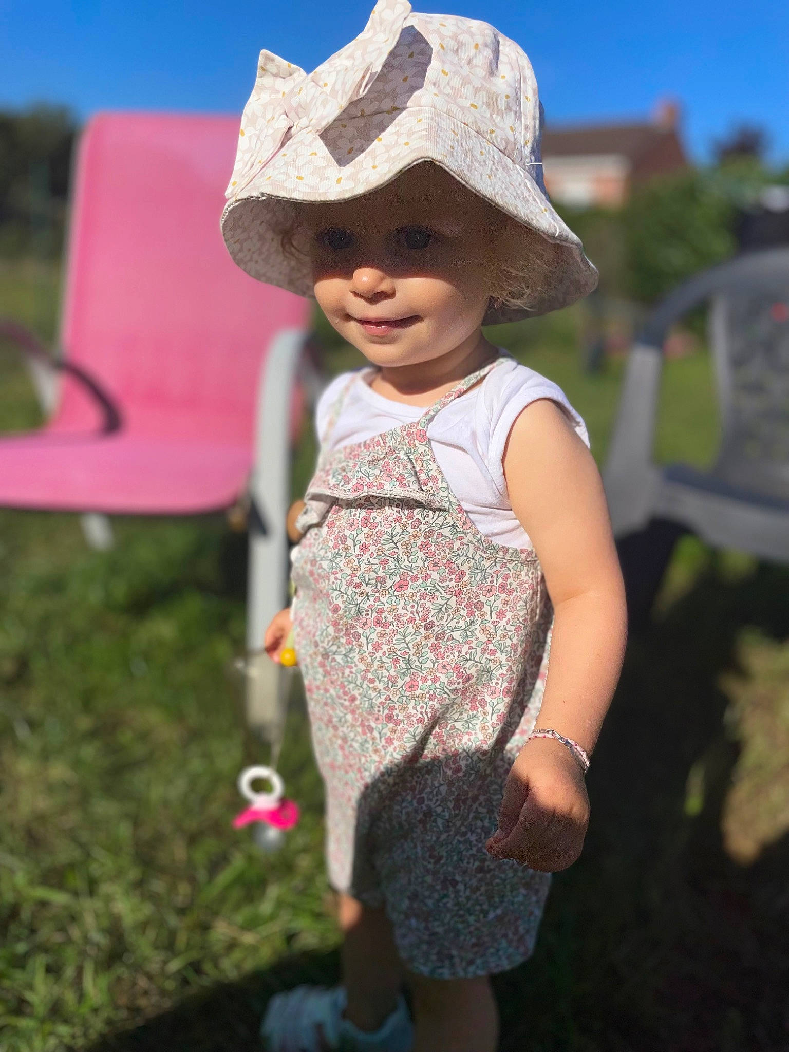 Maëly participe au concours pour gagner de l'argent avec cette photo : cap, child, eyewear, fun, grass, happy, hat, headwear, landscape, leisure, magenta, people, person, recreation, sitting, sky, smile, summer, sun_hat, toddler