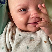 Ruby a rejoint le concours — aidez-le/la à gagner de superbes lots ! baby, cheek, child, closeup, cozy, cute, expression, face, fingers, hand, happy, infant, lying_down, onesie, pattern, portrait, skin, smile, soft, young