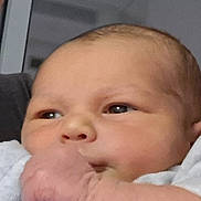 Thelio participe au concours pour gagner de l'argent avec cette photo : baby, infant, hand, face, adult, close_up, skin, eyes, person, newborn, portrait, indoor, blurred_background, human, cute, young, sleeve, clothing, head, resting