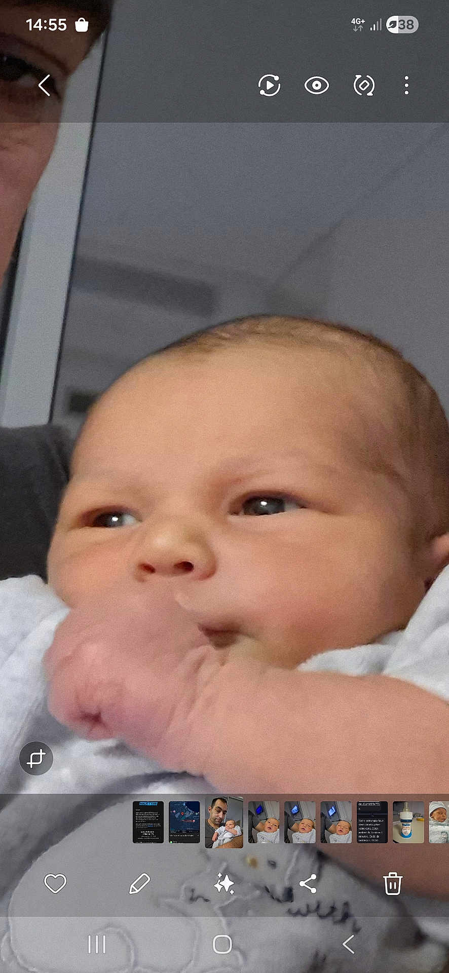 Thelio participe au concours pour gagner de l'argent avec cette photo : baby, infant, hand, face, adult, close_up, skin, eyes, person, newborn, portrait, indoor, blurred_background, human, cute, young, sleeve, clothing, head, resting