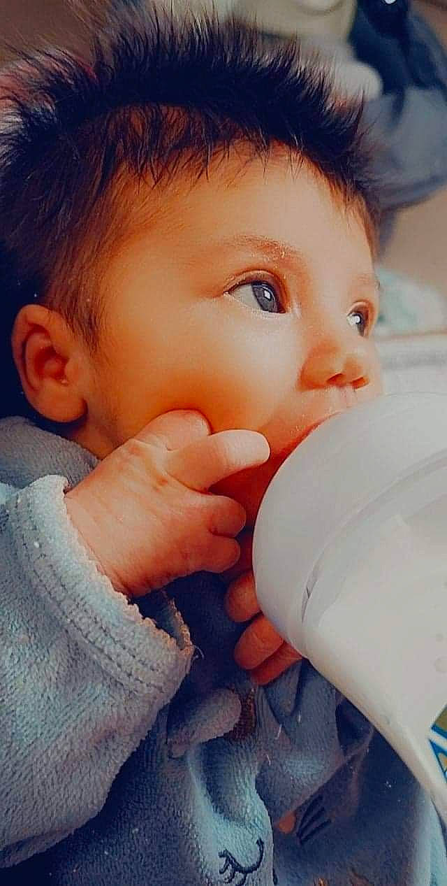 Nelya participe au concours pour gagner de l'argent avec cette photo : arm, azure, cheek, chin, ear, eyebrow, eyelash, facial_expression, finger, gesture, human_body, joint, lip, mouth, neck, nose, person, skin, sleeve, textile