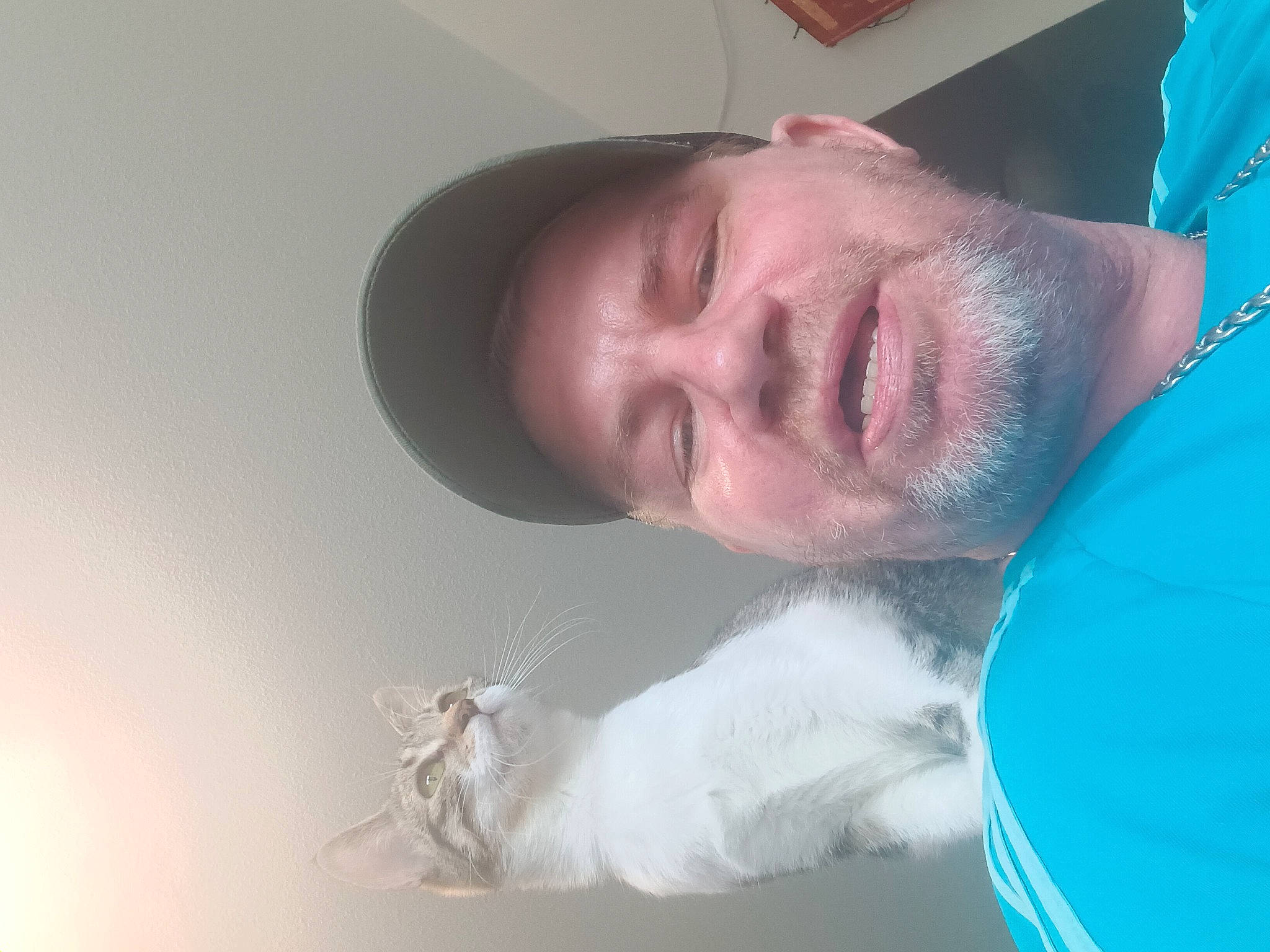 Héroïne a rejoint le concours — aidez-le/la à gagner de superbes lots ! beard, chin, comfort, ear, eyebrow, eyelash, facial_hair, fur, gesture, hat, jaw, moustache, mouth, neck, nose, selfie, whiskers, wrinkle