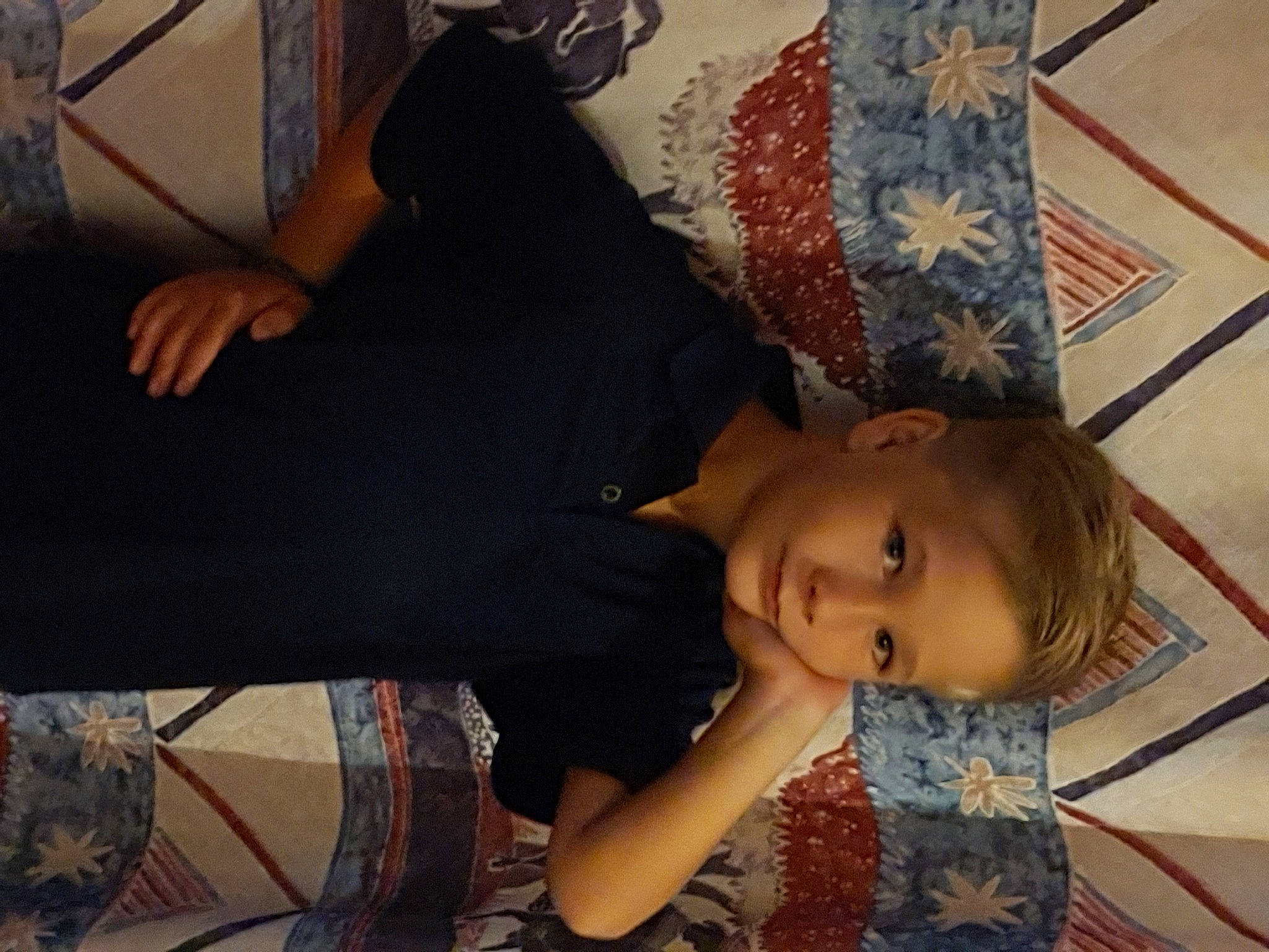 Célian a rejoint le concours — aidez-le/la à gagner de superbes lots ! arm, black_hair, child, eye, hand, human_body, joint, leg, long_hair, mouth, neck, person, skin, smile, toddler, trunk