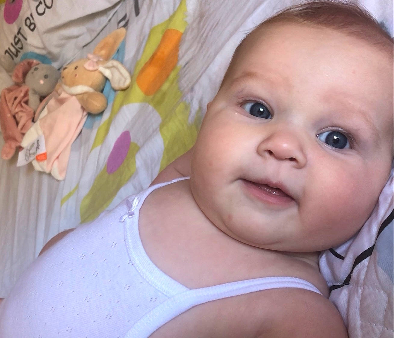 Selenna a rejoint le concours — aidez-le/la à gagner de superbes lots ! baby, baby_toddler_clothing, cheek, chin, eye, eyebrow, eyelash, facial_expression, finger, happy, human, iris, lip, mouth, nose, person, pink, product, skin, smile