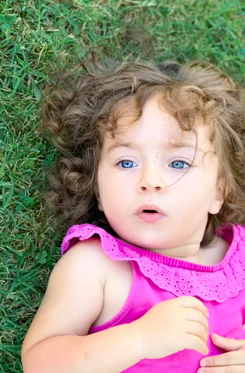 Emy participe au concours pour gagner de l'argent avec cette photo : baby_toddler_clothing, blond, brown_hair, cheek, child, eyebrow, eyelash, face, fun, grass, happy, iris, leisure, lip, long_hair, nose, people_in_nature, person, plant, skin