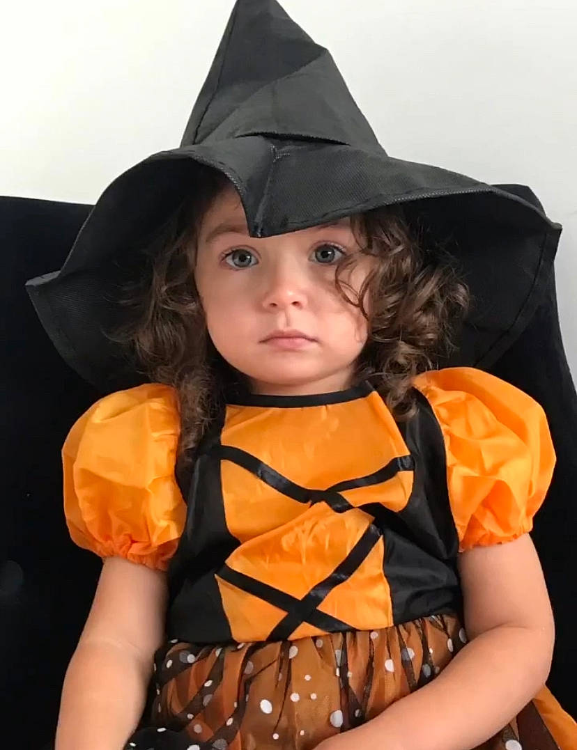 Emy a rejoint le concours — aidez-le/la à gagner de superbes lots ! baby_toddler_clothing, black_hair, cap, costume, costume_hat, day_dress, dress, eye, fashion, fashion_accessory, fashion_design, fictional_character, formal_wear, fun, headwear, jewellery, pattern, person, personal_protective_equipment, sleeve