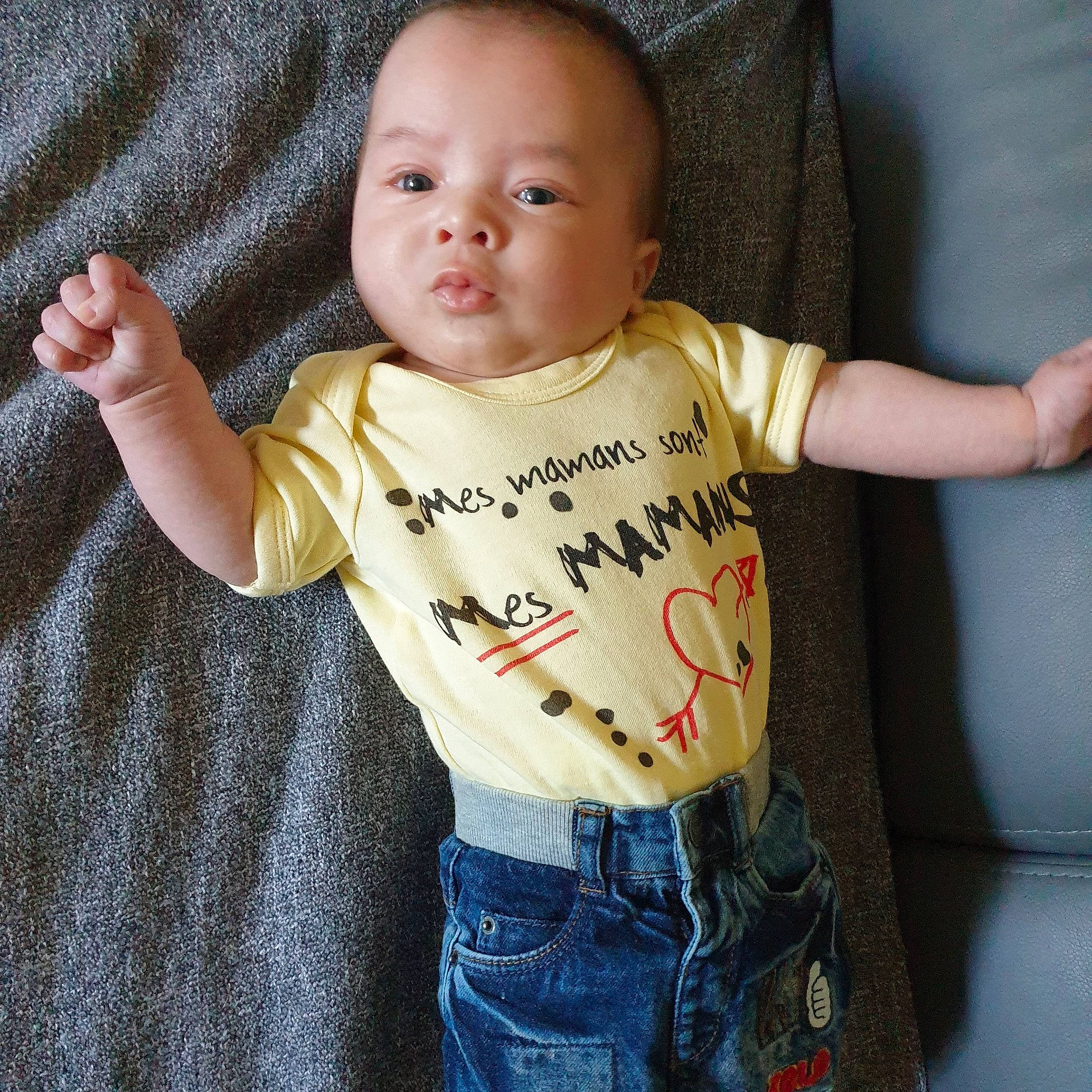 Steven participe au concours pour gagner de l'argent avec cette photo : arm, baby, baby_toddler_clothing, cheek, child, cool, finger, gesture, jeans, person, sleeve, smile, standing, t_shirt, toddler