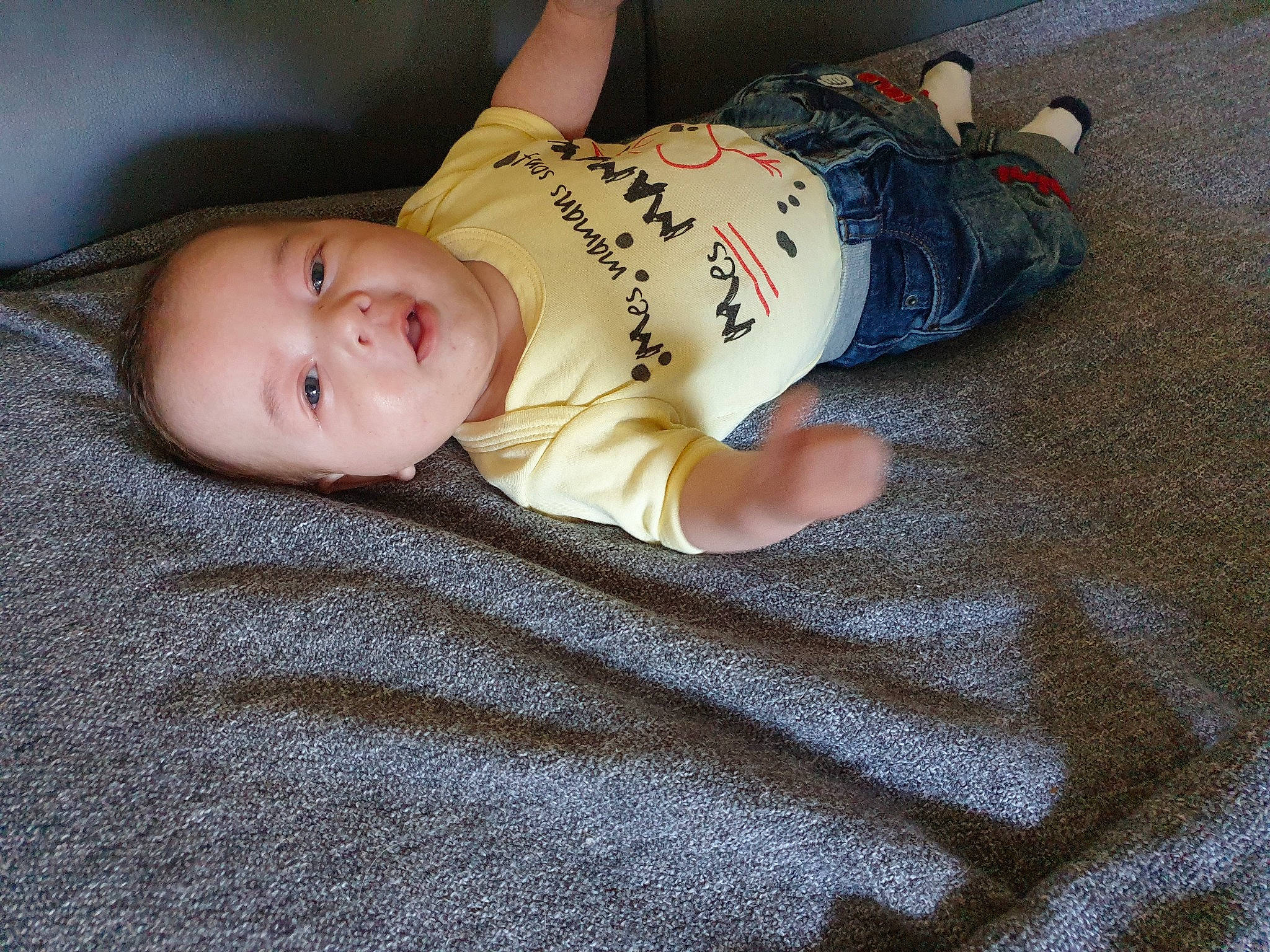 Steven a rejoint le concours — aidez-le/la à gagner de superbes lots ! baby, cheek, child, floor, flooring, leg, person, skin, smile, toddler