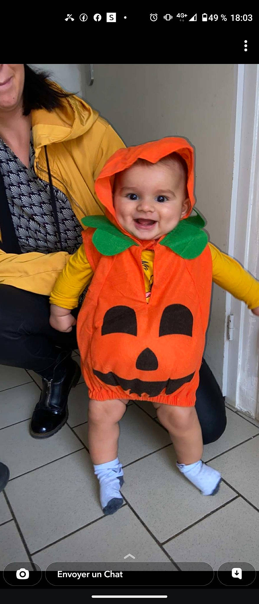 Ezio participe au concours pour gagner de l'argent avec cette photo : baby, baby_products, baby_toddler_clothing, boot, child, costume, fictional_character, fun, happy, headgear, joy, leg, orange, pattern, person, personal_protective_equipment, shoe, sleeve, smile, sneakers