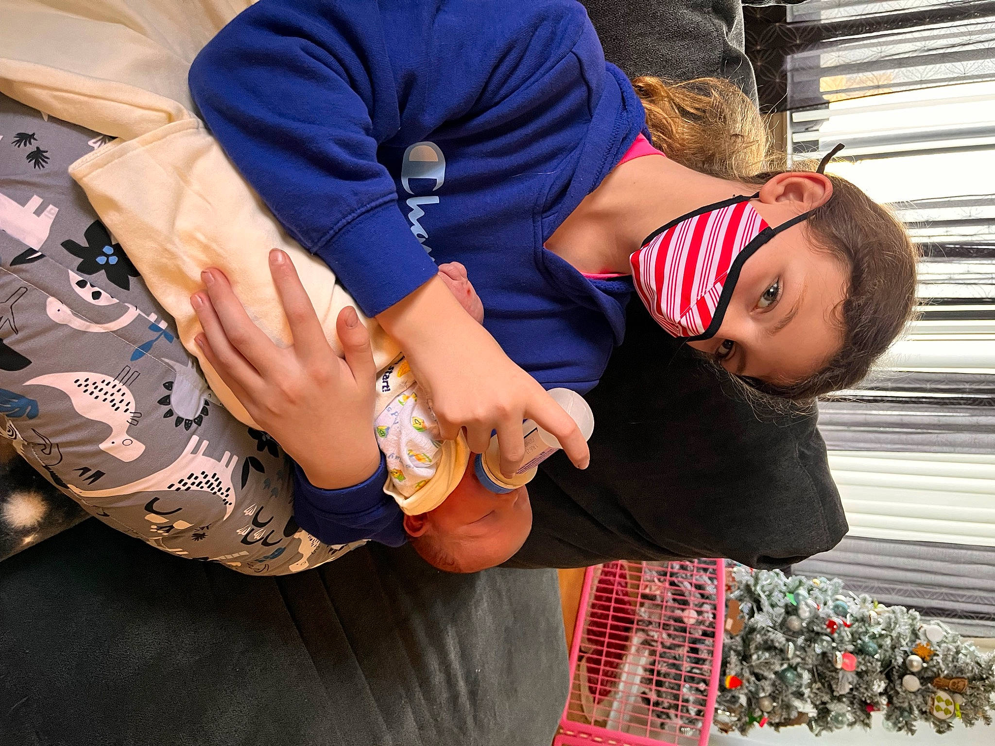 Christian is registered to the contest to win money with this photo: abdomen, cool, dress, elbow, eyewear, gesture, glasses, hand, human_body, human_leg, jewellery, knee, leg, person, sportswear, sunglasses, thigh, tree, trunk, waist