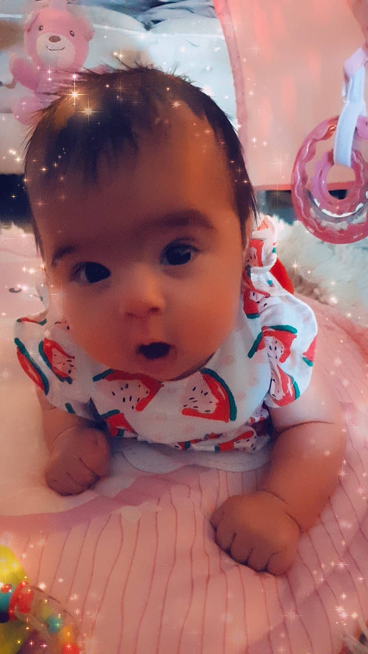 Lia a rejoint le concours — aidez-le/la à gagner de superbes lots ! baby, baby_products, baby_toddler_clothing, bib, cheek, child, chin, eyelash, facial_expression, fun, hairstyle, happy, human, iris, lip, mouth, nose, person, pink, skin